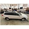 Image 13 : PARKSVILLE - 2010 SUBARU OUTBACK WHITE 301816 KMS - D355876