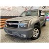 Image 1 : PARKSVILLE - 2003 CHEVROLET AVALANCHE GREY 266165 KMS - D122144