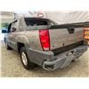 Image 20 : PARKSVILLE - 2003 CHEVROLET AVALANCHE GREY 266165 KMS - D122144
