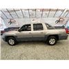 Image 23 : PARKSVILLE - 2003 CHEVROLET AVALANCHE GREY 266165 KMS - D122144