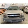 Image 6 : PARKSVILLE - 2003 CHEVROLET AVALANCHE GREY 266165 KMS - D122144