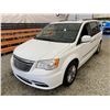 Image 3 : PARKSVILLE - 2014 CHRYSLER TOWN AND COUNTRY WHITE 236529 KMS "NO RESERVE" - D231156