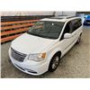Image 4 : PARKSVILLE - 2014 CHRYSLER TOWN AND COUNTRY WHITE 236529 KMS "NO RESERVE" - D231156