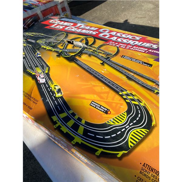 400 -- SET OF RACE CAR TRACKS