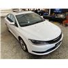 Image 10 : PARKSVILLE - 2015 CHRYSLER 200 WHITE 217115 KMS - B727855