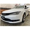 Image 2 : PARKSVILLE - 2015 CHRYSLER 200 WHITE 217115 KMS - B727855