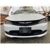 Image 5 : PARKSVILLE - 2015 CHRYSLER 200 WHITE 217115 KMS - B727855
