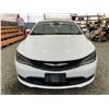 Image 6 : PARKSVILLE - 2015 CHRYSLER 200 WHITE 217115 KMS - B727855