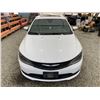 Image 7 : PARKSVILLE - 2015 CHRYSLER 200 WHITE 217115 KMS - B727855