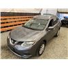 Image 4 : PARKSVILLE - 2016 NISSAN ROGUE GRAY 224911 KMS - B808130A