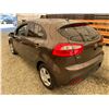 Image 21 : PARKSVILLE - 2013 KIA RIO BROWN 194761 KMS - J790002