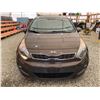 Image 6 : PARKSVILLE - 2013 KIA RIO BROWN 194761 KMS - J790002