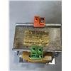 Image 4 : 110-220 VOLT TRANSFORMER AND BOX OF ELECTRONICS