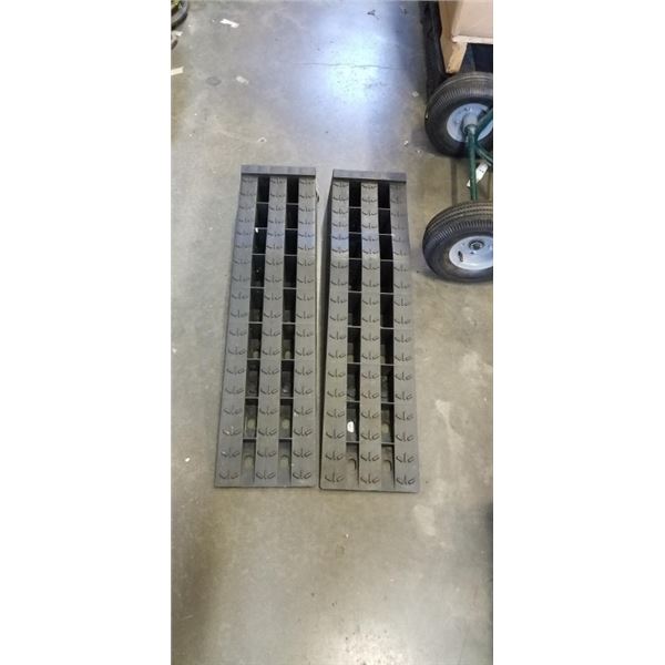 PAIR OF BLACK PLASTIC VEHICLE RAMPS / RV LEVELLERS