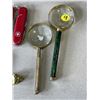 Image 3 : BAG OF POCKET KNIVES AND MAGNIFYING GLASSES