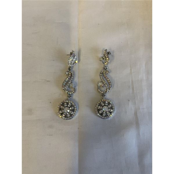 VINTAGE PAIR OF AURORA BOREALIS RHINESTONES EARRINGS
