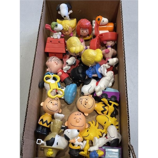 ASSORTED VINTAGE CHARLIE BROWN COLLECTABLE TOYS