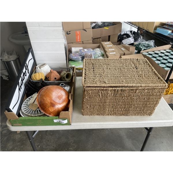 TRAY OF COLLECTIBLES AND WICKER BASKETS