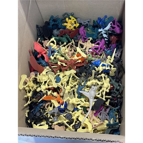 HUGE LOT OFVINTAGE ARMY MEN