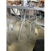 Image 4 : OUTDOOR ROUND METAL DINING TABLE AND 4 CHAIRS