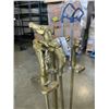 Image 3 : ANTIQUE BRASS FIRE COMPANION SET