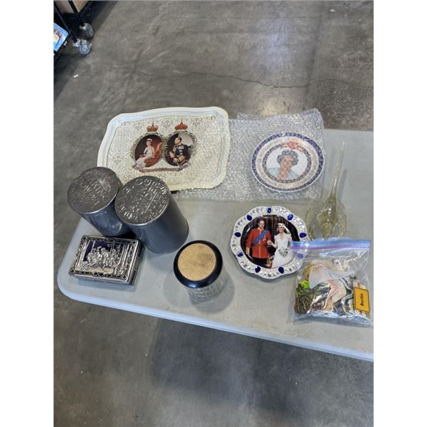 ASSORTED ANTIQUE COLLECTIBLES, INLCUDUING VINTAGE FRIDGE MAGNETS, TIN SET ETC