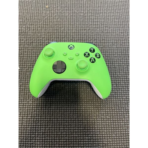 XBOX WIRELESS CONTROLLER - TESTED WORKING, RETAIL $79