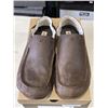 Image 1 : NEW OLUKAI MOLOA SLIPPER DK WOOD / DK WOOD  SIZE MENS 14