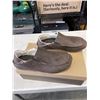 Image 4 : NEW OLUKAI MOLOA SLIPPER DK WOOD / DK WOOD  SIZE MENS 14