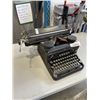 Image 2 : ANTIQUE TYPEWRITER