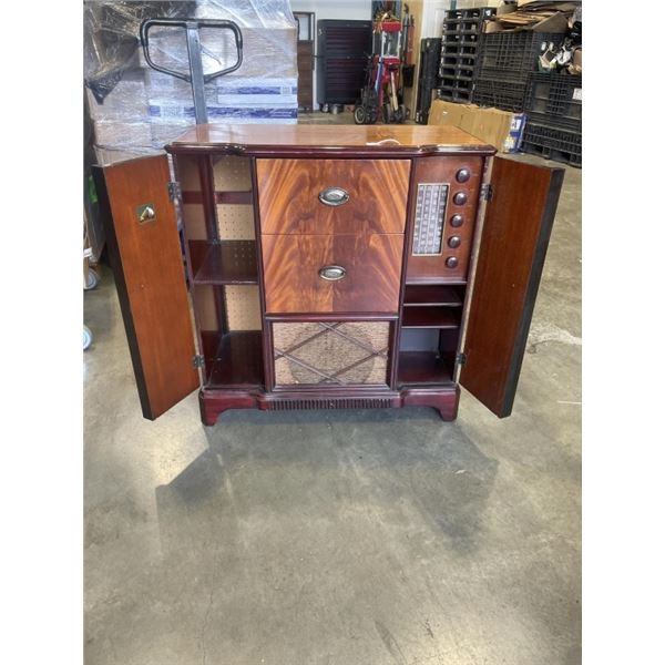 VICTROLA VINTAGE RCA VICTOR DUAL RECORD PLAYER STEREO CABINET. IN GOOD, ORIGINAL CONDITION