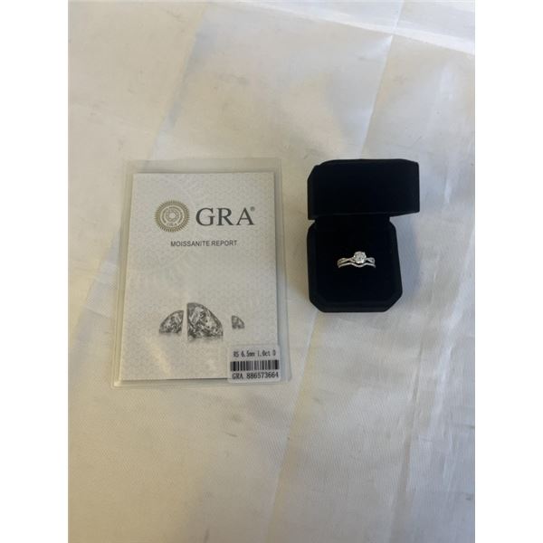 NEW S925 1.0CT MOISSANITE STONE LADIES TWIST RING SET SIZE 7 MOUNTED IN 925 STERLING SILVER D-VVS1, 