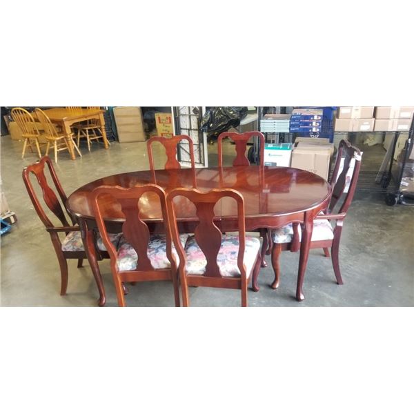MAHOGANY QUEEN ANNE TABLE WITH EXTENSION LEAF AND 6 CHAIRS