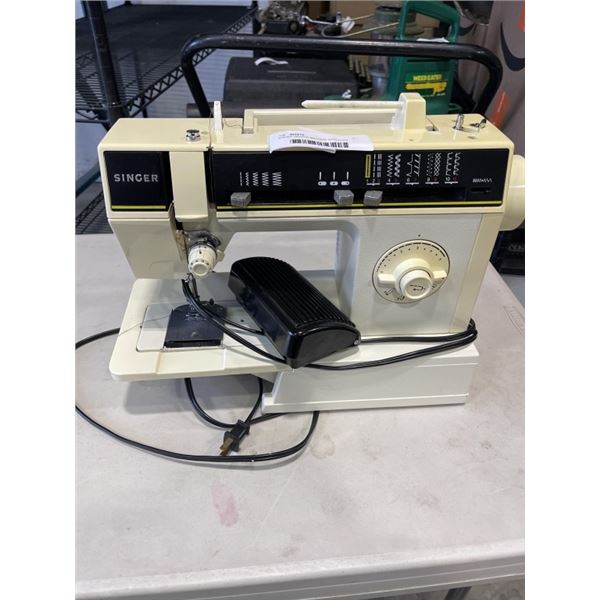 SINGER SEWING MACHINE WITH FOOT PEDAL