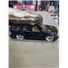 Image 3 : 2 MODEL CARS AND BIG MOUTH BILLY FISH