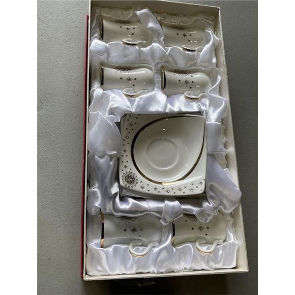 FINE PORCELAIN 24KT GOLD PLATED CHINA SET MADE IN P.R.C