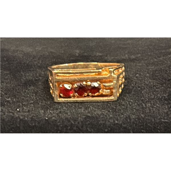APPROX 10K MENS RING SET WITH GARNETS (9G)