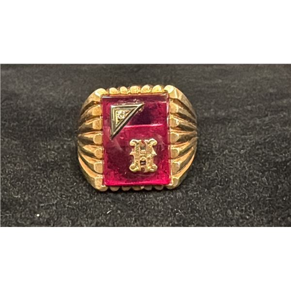 APPROX 10K MENS SIGNET RING SET WITH RED STONE & DIAMOND (9.4G)