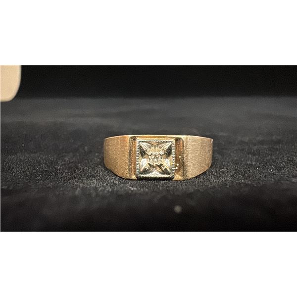 APPROX 10K MENS RING SET WITH DIAMOND (.04CT, 4.3G)