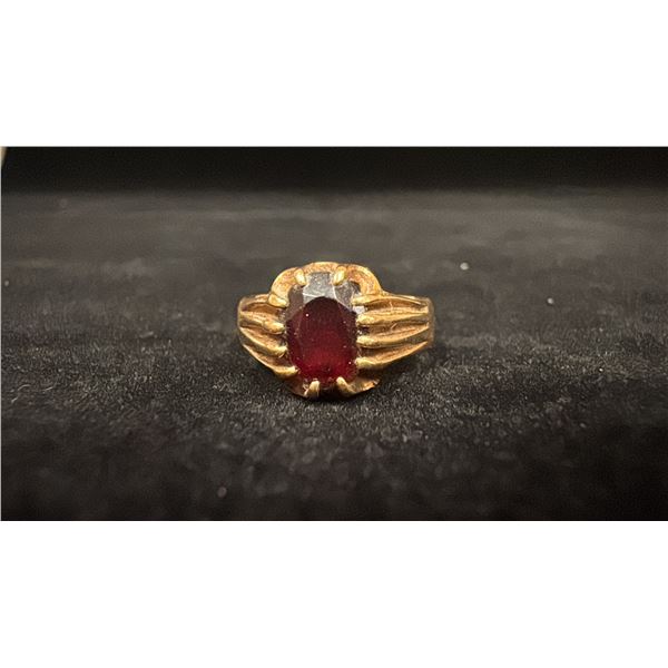 APPROX 14K MENS PINKY RING SET WITH GARNET (5.3G)