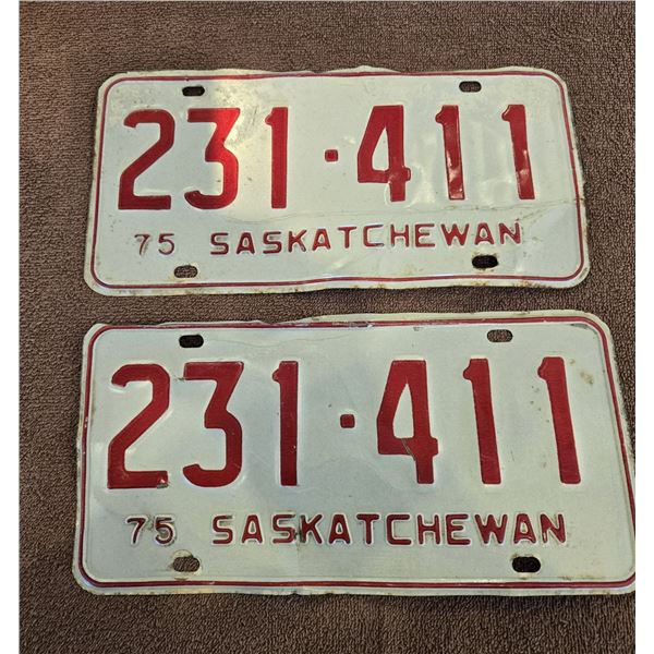 10 - 1975 Saskatchewan licence plate pair