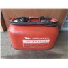 Image 4 : Vintage Johnson outboard motor 6-gallon fuel tank with a red metal body and integrated fuel line.