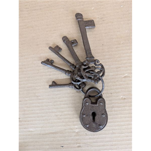 Iron Lock Plus Key Décor Set
