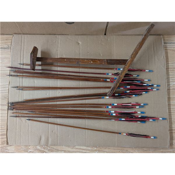 Vintage Décor Arrows w/ Display Stand (Stand Damaged)