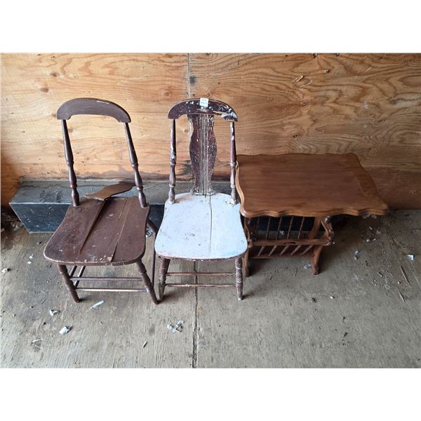 End table with magazine rack and 2 chairs