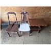Image 1 : End table with magazine rack and 2 chairs