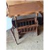 Image 3 : End table with magazine rack and 2 chairs