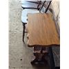 Image 4 : End table with magazine rack and 2 chairs