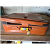 Image 3 : 2 wind field suitcases