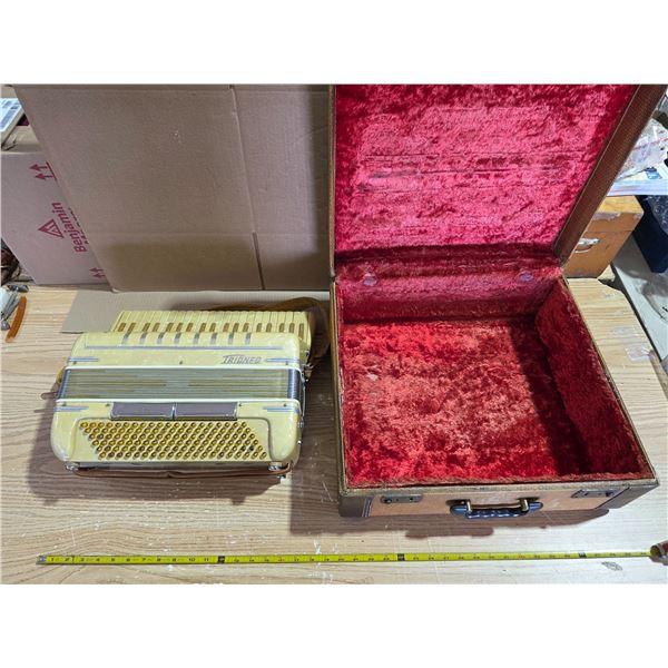 Trioneo accordion with case- works good
